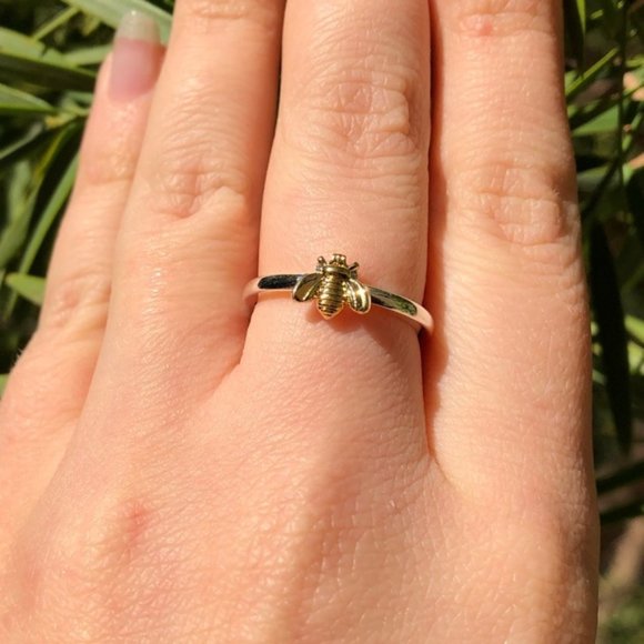 Jewelry - NWOT gold  🐝 minimalist style ring